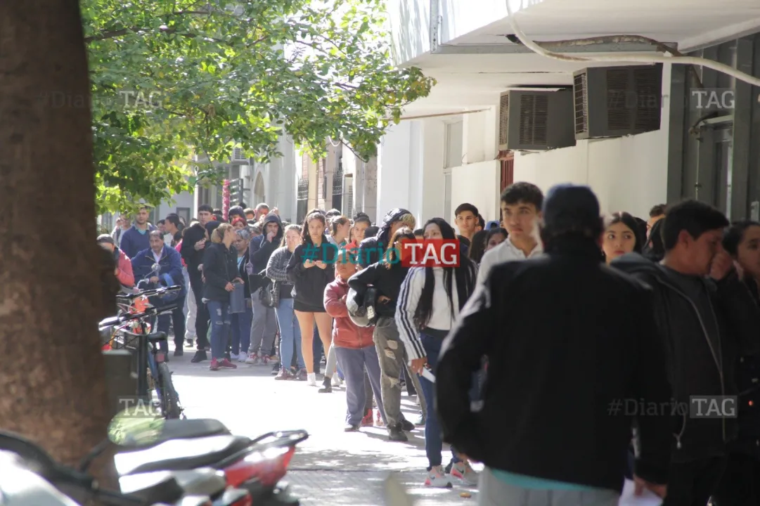 Filas en el Correo Argentino 
