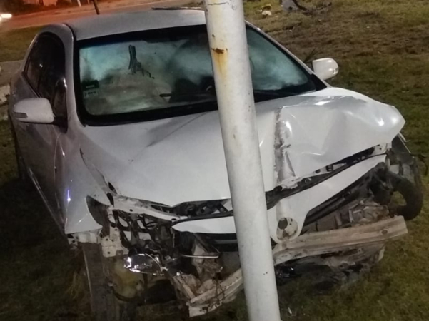 Perdió el control del auto y chocó contra un poste de luz al ingresar a ...