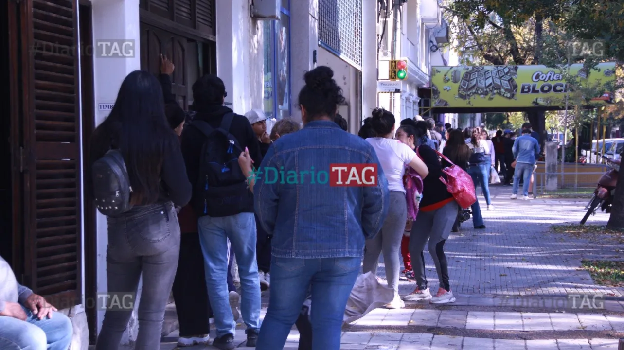 Filas en el Correo Argentino 