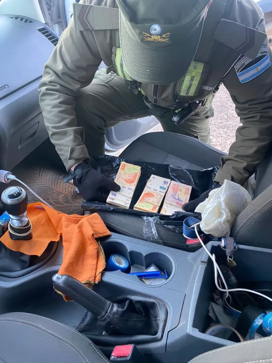 Conductor intentó esconder dólares en su cuerpo (2).jpeg