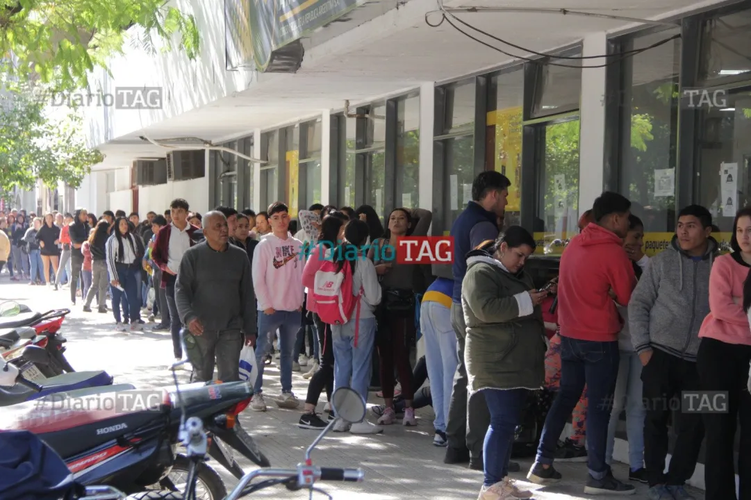 Filas en el Correo Argentino 