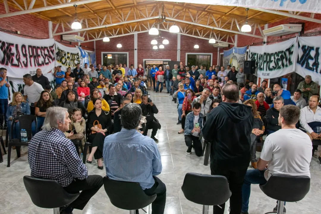 Capitanich con referentes de la UTA.jpg